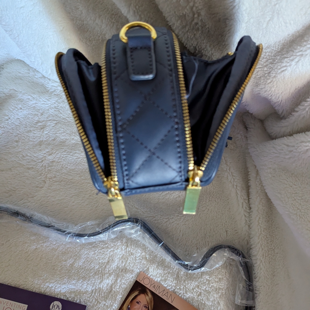 Elegant Blue Quilted Crossbody Bag - Picture 7 of 9